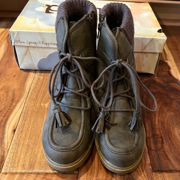 Mudd Distressed Explorer Heeled Ankle Boot - Picture 8 of 14